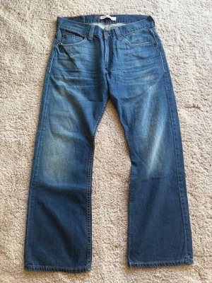 LEVIS 506 STANDARD  - Modell: 506 Standard 👖  Färg: Blå/Mörkblå🎨  Storlek: W34 L30🪡🧵  Mått: W43cm L101cm Benöppning 22cm 📐
