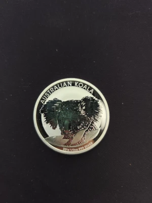 Australisk Koala silvermynt 2014 - Säljer ett samlarmynt i silver med motiv av en koala på ena sidan och drottning Elizabeth II på andra. Myntet är från 2014, väger 1/2 oz och består av 999 rent silver. Perfekt för dig som gillar unika mynt eller vill samla på silver.