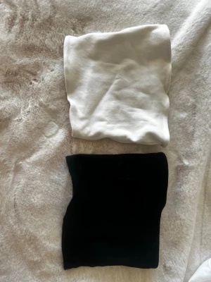 Svart och vit tubtopp - Två stilrena tubtoppar i svart och vitt. Båda är axelbandslösa och har en enkel, tight passform som sitter snyggt på kroppen. Perfekta att matcha med jeans eller kjol för en clean look. En för 50 kr. Det är bara att skriva vilken av den du vill ha om du är sugen.💞