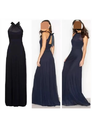 Marinblå långklänning med knyt - Elegant marinblå långklänning med halterneck och knyt i nacken. Klänningen har ett lätt transparent tyg upptill och ett flytande, svepande fall. Perfekt för speciella tillfällen där du vill känna dig extra fin. Längd: passar 155-160 cm lång 