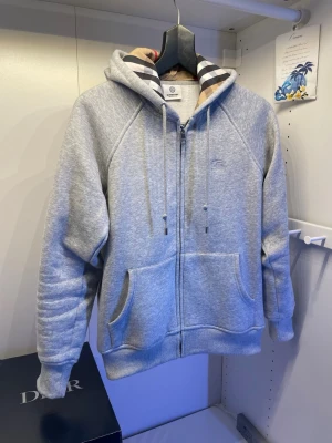 Grå zip hoodie från Burberry - Burberry zip hoodie grå, tar även byten i Göteborg skriv mer om de e nåt ni undrar