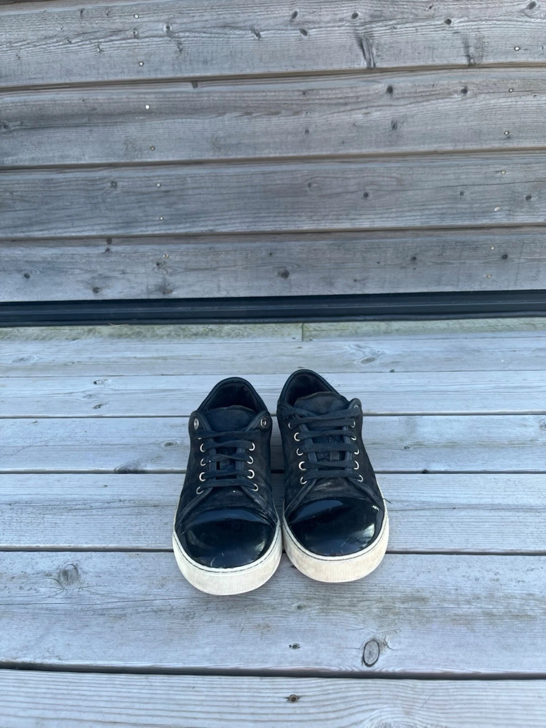 Svarar sneakers med vit sulaoch en fin lanvin