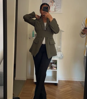 Svarta raka kostymbyxor - Snygga svarta kostymbyxor med rak passform och pressveck. Byxorna har en klassisk look och är perfekta för en stilren outfit. Materialet ser ut att vara ett vävt tyg som ger en dressad känsla.