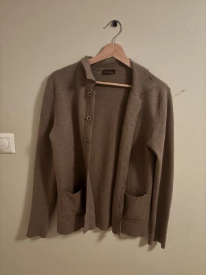 Stenströms cardigan  - Stenströms cardigan i storlek M, super bra kvalitet och inga defekter på tröjan! Köptes ny för 6 månader sedan men knappt använd. Hör av er med några frågor!