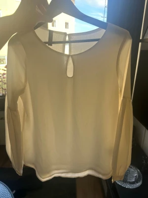 Vit blus från Amisu med lång ärm - Snygg vit blus från Amisu i tunn, lätt material. Blusen har rund halsringning, knappdetalj bak i nacken och långa ärmar med lätt puff💕storlek Xs