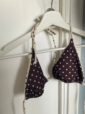 Vändbar prickig trekantsbikini - Matchande prickig bikini, oandvänd