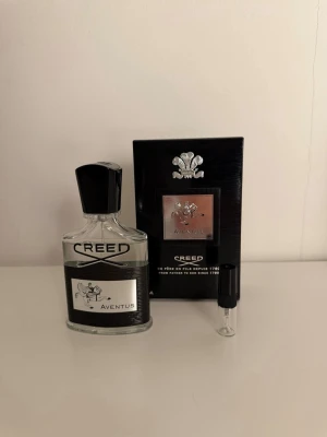 Creed Aventus Eau de Parfum samples - Säljer exklusiva parfym samples från Creed Aventus ✨  Perfekt om du vill testa en lyxig doft utan att köpa en hel flaska.  • 2 ml sample (räcker flera användningar) • Äkta parfym, noggrant överförd från originalflaska • Fräscha och hygieniska flaskor • Fraktas som brev (22 kr) 🚚  Pris: 100 kr/st