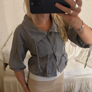 Grå vårjacka - Superfin grå vårjacka, tunn modell så funkar superbra i sommar också💖💖💖 står storlek M men funkar bäst på xs/s
