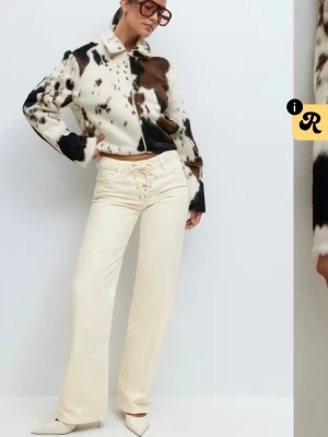 Krämvita jeans med snörning fram - Säljer ett par krämvita jeans med unik snörning framtill i midjan. Byxorna har raka ben och hög midja, vilket ger en snygg och trendig siluett. Materialet ser ut att vara denim med en mjuk finish. Perfekta för dig som vill sticka ut med detaljer!