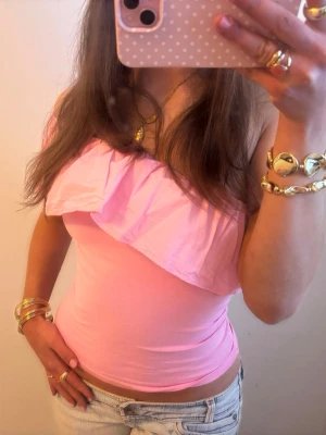 One shoulder rosa volangtopp  - Så fin one shoulder rosa volangtopp! Jag är 168 och det är mina bilder, köp via köp nu direkt eller Swish, kvar tills markerad som såld 💖 barnstorlek men passar som xs