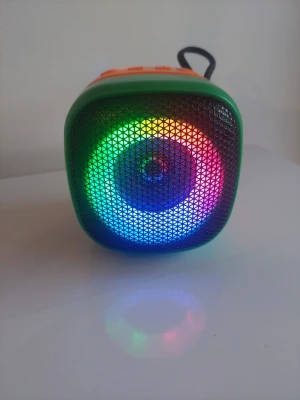Trådlös högtalare med LED-belysning - Trådlös högtalare med LED-belysning. Högtalaren har en räckvidd på 10 meter och en uteffekt på 5W. Frekvensomfånget är 60Hz-18KHz och batterikapaciteten är 1200mAh. SNR är =95dB. Högtalaren har anslutningar för USB, TF-kort och AUX. Den har även en på/av-knapp och knappar för volymkontroll och ljusinställningar.