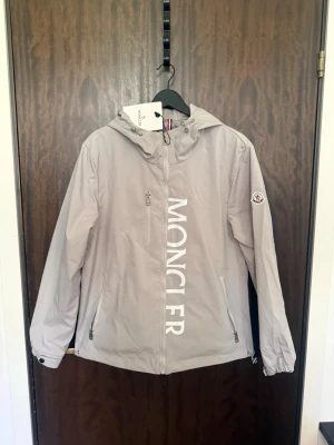 Ljusgrå vindjacka från Moncler - Snygg unik vindjacka från Moncler. Jackan är storlek M men sitter lite mindre, den passar dig som vanligtvis bär storlek S. Tveka inte att skriva vid frågor eller för fler bilder MVH Felkannn