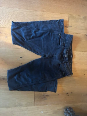 Repay Anbass - Svarta Replay Anbass i storlek 32/34. Jeansen är använda fåtal gånger och sitter väldigt skönt. Jeansen är mer av en slimfit.