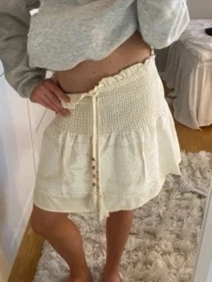 Kjol från Zara💗 - Säljer den här jättefina kjolen som inte säljs längre💗Perfekt till sommaren!!💗 den är jättefin men tyvärr lite stor för mig så kommer inte till användning! Den har inga tecken på användning mer än några stenar som lossnat från ett av snörena (bild 3) men inget som syns💗 nypris runt 400 har jag för mig 