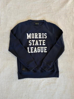 Morris tröja  - Söker du en bekväm tröja perfekt till våren och sommarkvällarna? Denna tröja är i fint skick och passar till det mesta. Dessutom till ett väldigt fördelaktigt pris där nypriset är upp emot fem gånger så mycket. Tveka inte på att slå till!  (Postar inom 24)