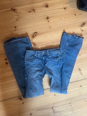 HM lowwaist bootcut jeans - Snygga jeans från HM divided med låg midja och bootcut. Rå söm längst ned vid benslut. Väldigt sparsamt använda och så snygga!