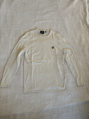 Lyle & scott tröja  - Söker du en bekväm tröja perfekt till våren och sommarkvällarna? Denna tröja är i fint skick och passar till det mesta. Dessutom till ett väldigt fördelaktigt pris där nypriset är upp emot fem gånger så mycket. Tveka inte på att slå till!  (Postar inom 24)