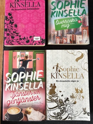 Fyra romaner av Sophie Kinsella - Fyra skönlitterära böcker av Sophie Kinsella: 'En shopaholics bekännelser', 'Överraska mig', 'Tjänster och gentjänster' och 'En shopaholic säger ja'. Omslagen är färgglada med inslag av rosa, grönt, vitt och guld. Perfekt för dig som gillar humoristiska och romantiska romaner.