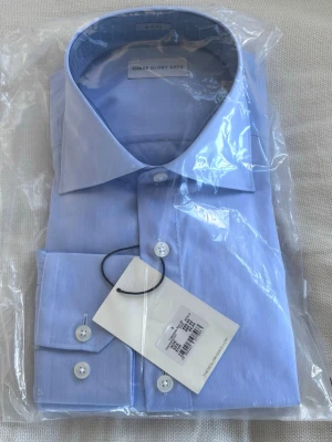 these glory days skjorta - Kavaj/ en lite finare skjorta från These glory days. Skjortan är helt ny och tag sitter på när man köper. Aldrig använd skjorta.   #brioni #loropiana #stenströms #ralphlauren #oscarjacobsson #roseandborn 