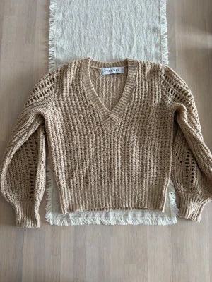 Dam beige stickad tröja  - Står ingen storlek men skulle säga XS ifrån ivyreval. Fint skick utom ett hål på sista bilden som jag inte vet ska vara där eller inte. Skickas inom 48h kika in min profil för mer fina kläder. Skriv om ni har några frågor!