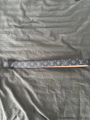 L bälte - Lite använd, ska finnas 3 skruvar men finns bara 2 st. Men bältet går att använda!