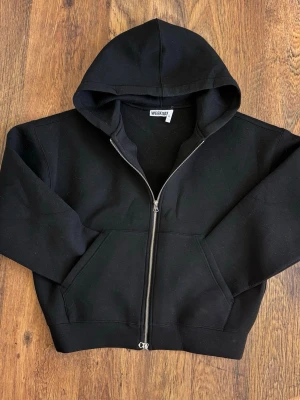 Weekday Zip Hoodie ”Simon Scuba” Svart - En svart zip hoodie från Weekday ”Simon Scuba”. Storlek S, skickar inom 24h! Inga defekter!