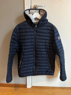 Colmar vårjacka - En Colmar jacka perfekt för våren och sommaren. Storlek 50. I mycket bra skick. Hör av er vid frågor eller om ni vill ha fler bilder! Skickar snabbt ✅