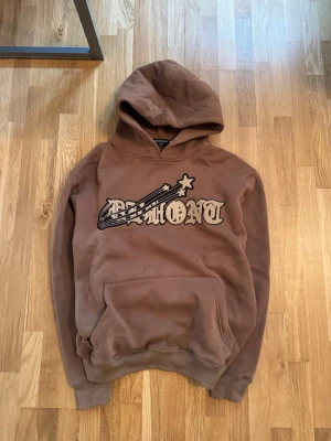 Demont Sample hoodie  - Yo säljer denna Demont sample hoodie som det endast finns ett exemplar av just denna hoodie med denna färgkombination. Hoodien är i Xs men sitter mer som en S 
