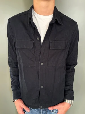 East West Overshirt - Strl - M | Skick - 10/10 | Nypris - 1200kr | Vid minsta lilla fundering är det bara att höra av sig!