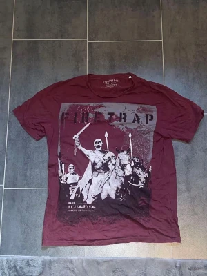 Vinröd Firetrap t-shirt med tryck - Fetsnygg vintage T-shirt med grafisk design