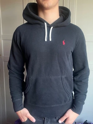 Ralph Lauren hoodie - Säljer svart raffe hoodie | storlek: small, modellen: 178cm & 75kg | Nypris 1800kr, vårat är 649. Mvh