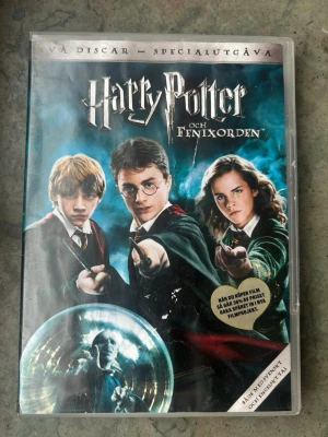 Harry Potter och Fenixorden dvd - Specialutgåva av Harry Potter och Fenixorden på DVD. Filmen har en speltid på 132 minuter.  Finns på språk: Svenska, Danska, Engelska   OBS!! skivorna är begagnade så det kan förekomma repor/hairlines på skivorna, men då jag kollar igenom alla filmer jag säljer garanterar jag att alla funkar felfritt om inget annat står! :)  Skiva 2 är extramaterial, alla delar funkar felfritt förutom den som är inringad på sista bilden!