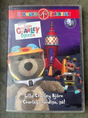 Lilla Charlie Björn dvd - DVD-film med Lilla Charley Björn. Innehåller avsnitten: Charley, färdiga, gå, En nalle i rymden, Ljus, skor, Gnagis, Teddy hänger i ett träd, Fågelskrämman Charley, Charley tävlar mot Robbo, Strumpdetektiven Charley.  Finns på språk: Svenska, Norska, Finska   OBS!! skivorna är begagnade så det kan förekomma repor/hairlines på skivorna, men då jag kollar igenom alla filmer jag säljer garanterar jag att alla funkar felfritt om inget annat står! :)  