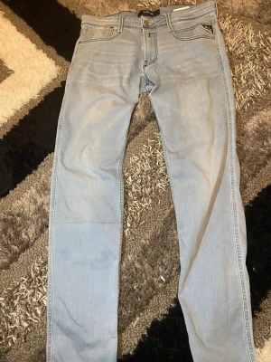 Replay jins Ljusblå slim från Replay - Snygga ljusblå jeans från Replay i slim fit-modell. Klassisk femficksdesign med dragkedjegylf och Replay-logga på myntfickan. Perfekta för en avslappnad och trendig stil. Tillverkade i mjuk denim med lätt stretch för extra komfort.