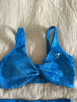 Blå sport-bh från Gymshark - Snygg blå sport-bh från Gymshark. Lätt stöd passar S-M. Finns matchande shorts och tshirt i min profil om man vill skapa en bundle. Skriv för frågor/bilder💕