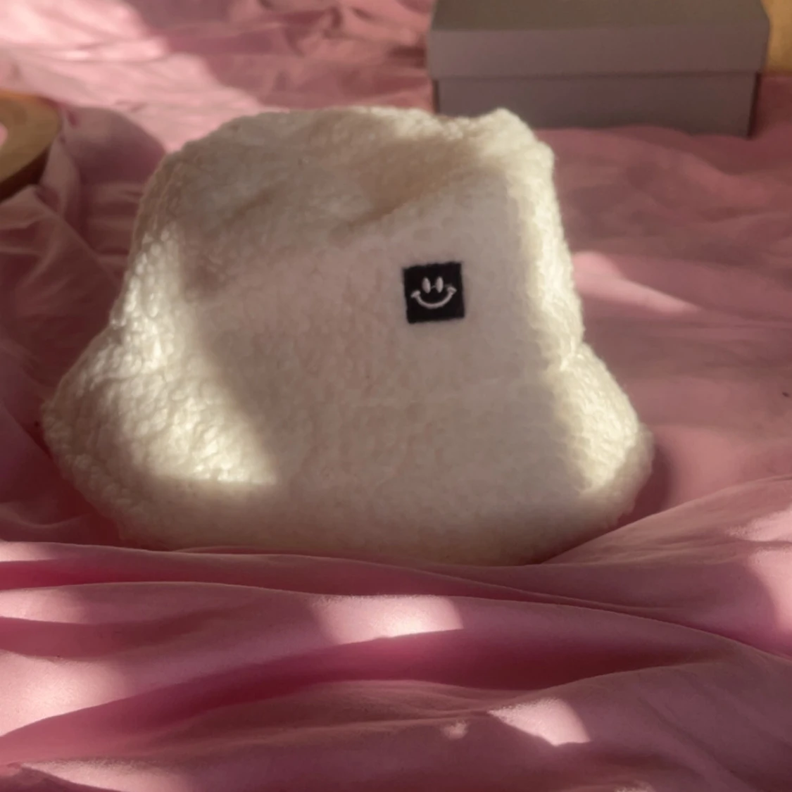 Vit teddy-bucket hat med smiley