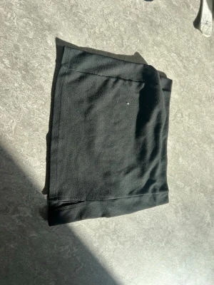 Svart kortkjol - Svart kortkjol med slits från lager 157 i storlek M. Resorband i midjan. Skriv för fler bilder på kjolen och om du har frågor💕