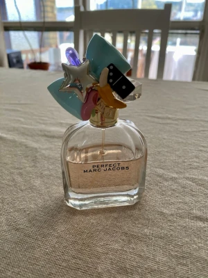 Perfect parfym från Marc Jacobs - Säljer en flaska Perfect från Marc Jacobs. Som man ser är den använd, men fortfarande mer än hälften kvar!🌸