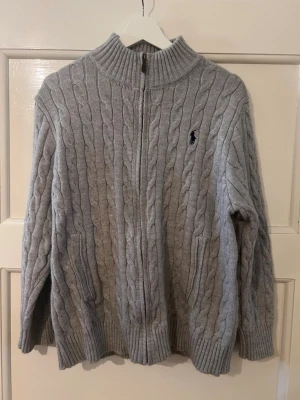 Polo tröja - En stickad tröja från Ralph lauren. Använd 1 gång i helt nytt skick utan någon lapp. Passar inte så tänker jag säljer för ett bra pris! Pris kan diskuteras. Mer bilder eller information tveka inte på att skicka ett meddelande!