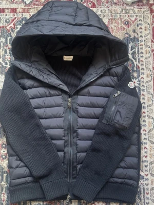 Moncler Cardigan - Moncler Cardigan som passar storlek M och L. Använt max 3 gånger sedan bara vart i garderoben, NFC Tagg är också tillgänglig