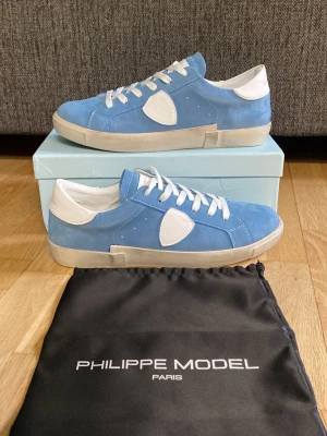 Philippe model skor - Snygga och populära Philippe model skor i ljusblå mocka. Skorna är i storlek 44 och i skick 9/10. Skriv om ni undrar något 