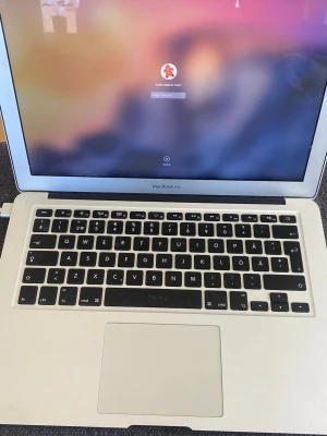 MacBook Air silver 13 tum 2015 - Snygg och tunn MacBook Air i silver med 13-tums skärm, svart tangentbord och stor touchpad. Klassisk Apple-design i aluminium som är lätt att ta med sig. Perfekt för plugg, surf och kreativt arbete. Datorväska medföljer 