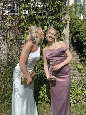 Blå balklänning - En helt perfekt balklänning! Ljus blå satin med one shoulder, 