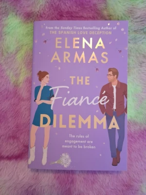 The Fiancé Dilemma - Elena Armas - 💜Säljer The Fiancé Dilemma av Elena Armas.  💜Helt oläst, endast stått i bokhyllan.  📦 Skickas snabbt 💬 Hör av dig om du har frågor!