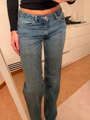 Straight jeans Gina tricot  - Säljer ett par klassiska blå jeans från Perfect Jeans i rak modell. Jeansen har normal passform, fem fickor och stängs med knapp och dragkedja. Tillverkade i slitstarkt denimtyg som passar till allt. Perfekta till både sneakers och boots. Storlek 36 aldrig använda