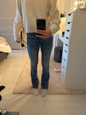 Bootcut jeans  - jättefint skick, blå bootcut jeans från hm, storlek 36