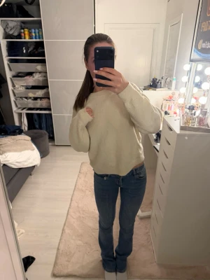  bootcut jeans zara - Säljer ett par klassiska blå bootcut  jeans från zara. mycket bra skick och de har för de mesta legat i garderoben, storlek 36💕💕