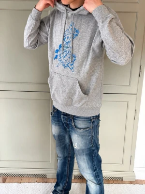 Yves Saint Laurent Paris Hoodie ”Clown Print” - Riktigt fet hoodie från YSL 😮‍💨 | Jättefint skick, tags kvar ✔️ | Storlek M, passar S-M, skriv DM för mått 📏 | Bara o skriva vid fråga eller annat 🙌