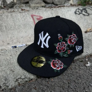 Custom New Era Fitted Cap - Kepsen är i 10/10 skick💫 - Storlek: 7 1/4 (57,7cm)