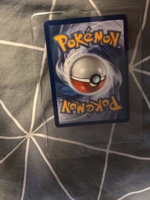 Pokémonkort Scraggy holo - Pokémonkortet Scraggy med holografisk effekt. Kortet har en färgglad design med Scraggy-figuren och är tryckt på klassiskt Pokémon-kortmaterial. Perfekt för samlare eller Pokémon-fans som vill utöka sin kortsamling.